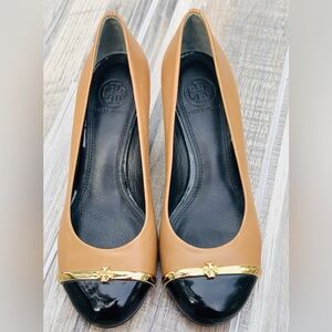 Tory Burch Pacey Wedge Pumps Tan Black Leather Gold Tone Logo Cap Toe Size 6
